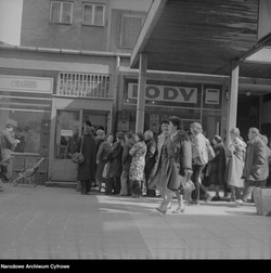 "Pan tu nie stał..." Błyskawiczny QUIZ o życiu w PRL. Zdobędziecie 8/8?