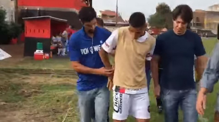 A kispadról vitték el a rendőrök a 21 éves focitát/Fotó: Youtube