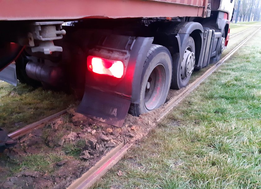 TIR na torowisku w Łodzi. Policja: miał cofnięty licznik?