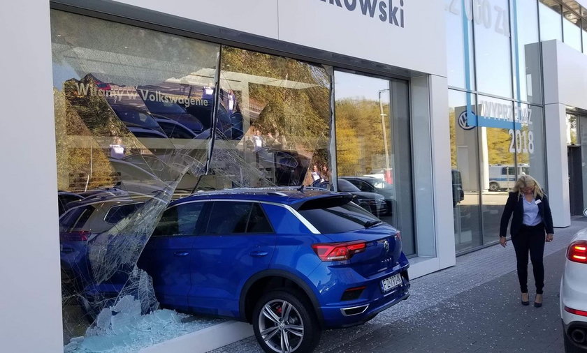 Zielona Góra. Testowała nowy samochód i wjechała przez