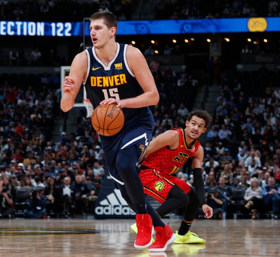 Nikola Jokić u prodoru, Tre Jang ga nemoćno gleda