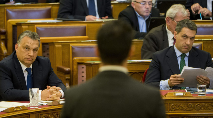 Orbán Viktor és Lázár János a Parlament üléstermében / Fotó: MTI - Illyés Tibor