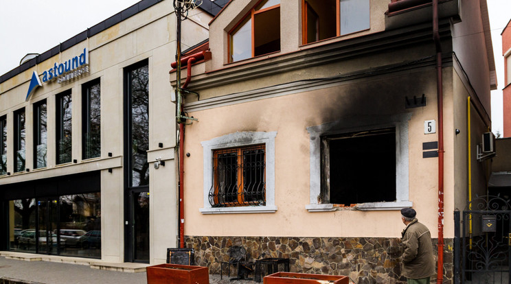 Felgyújtották a KMKSZ központi irodáját Ungváron / Fotó: MTI Nemes János