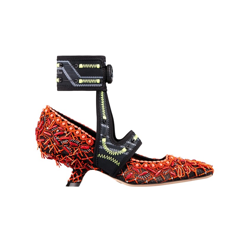 DIOR Pump 62-22 mit Perlenstickerei und Knöchelriemen aus Funktionsstoff, Fr. 1190.–. 