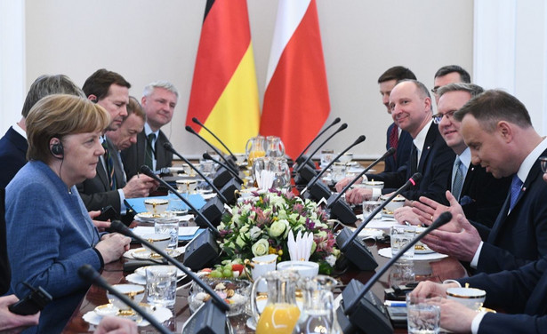 Prezydent Andrzej Duda i kanclerz Niemiec Angela Merkel wraz z delegacjami, podczas spotkania w Belwederze w Warszawie