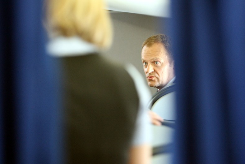 Warszawa, 09.06.2010. Premier Donald Tusk na pokładzie rządowego samolotu Embraer 175 na warszawskim lotnisku Okęcie, przed wylotem do Brukseli, 9 bm. Premier Donald Tusk wraz z większością ministrów złoży wizytę w Komisji Europejskiej, gdzie weźmie udział w kolegium unijnych komisarzy. (mr) PAP/Radek Pietruszka