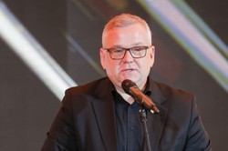 Artur Andrus woli "dziabnąć się w język niż ociekać jadem". 27 grudnia artysta kończy 52 lata
