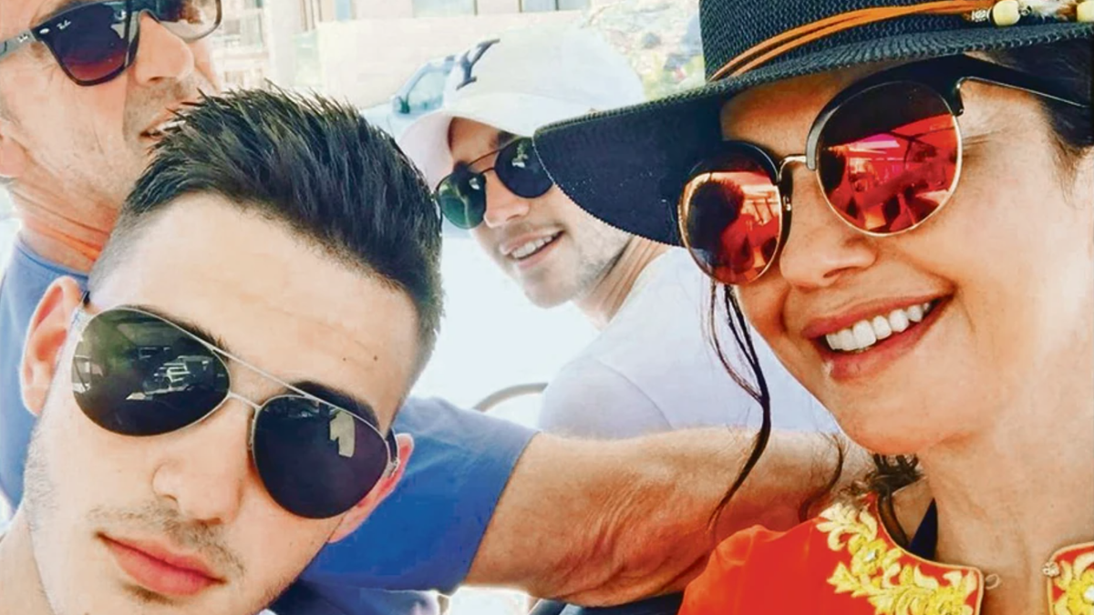 SIN NATAŠE NINKOVIĆ SA ČAŠOM VINA I ELEKTRONSKOM CIGAROM Sa roditeljima dočekuje goste za Vrbicu u porodičnom domu: Glumica podelila detalje (FOTO)