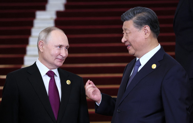 Władimir Putin i Xi Jinping podczas ceremonii powitalnej przed forum Pasa i Szlaku w Pekinie, Chiny, 17 października 2023 r.