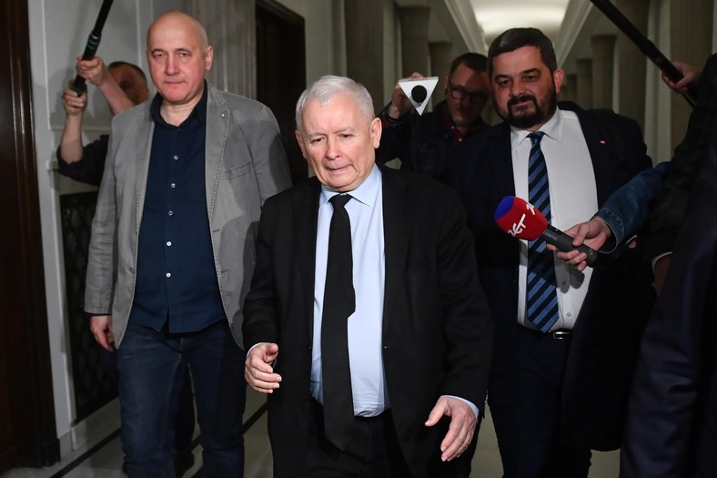 Prezes PiS Jarosław Kaczyński (C), europoseł PiS Joachim Brudziński (L) oraz poseł PiS Krzysztof Sobolewski (2P) w Sejmie