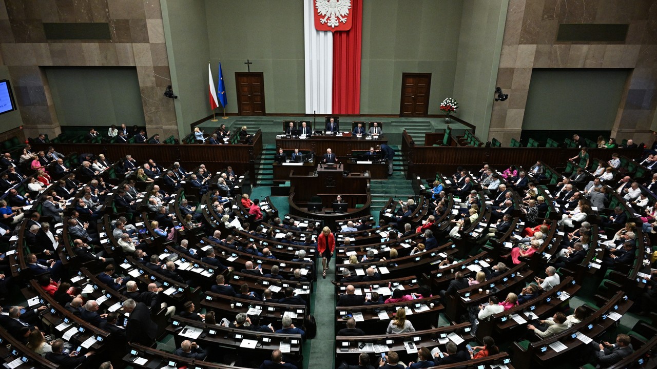 Najnowszy sondaż partyjny. Poparcie dla KO rośnie, PiS traci przewagę