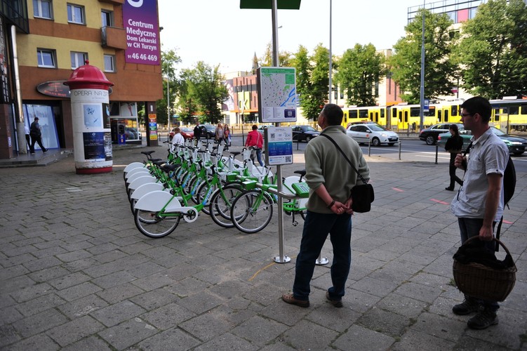 Szczecińska wypożyczalnie rowerów miejskich powstała z inicjatywy mieszkańców. Szczecinianie zagłosowali na ten projekt w ramach budżetu obywatelskiego. Łącznie system kosztował prawie 2,7 mln zł, z czego 575 tys. zł to wkład budżetu obywatelskiego. <br><br>fot. (mgo) PAP/Marcin Bielecki