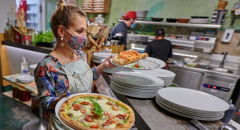 A waitress wearing a mask during service amid the ongoing COVID-19 pandemic.