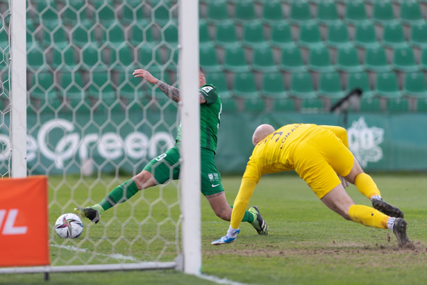 Zawodnik Warty Poznań Adam Zrelak (L) strzela bramkę podczas meczu 28. kolejki piłkarskiej Ekstraklasy z Cracovią