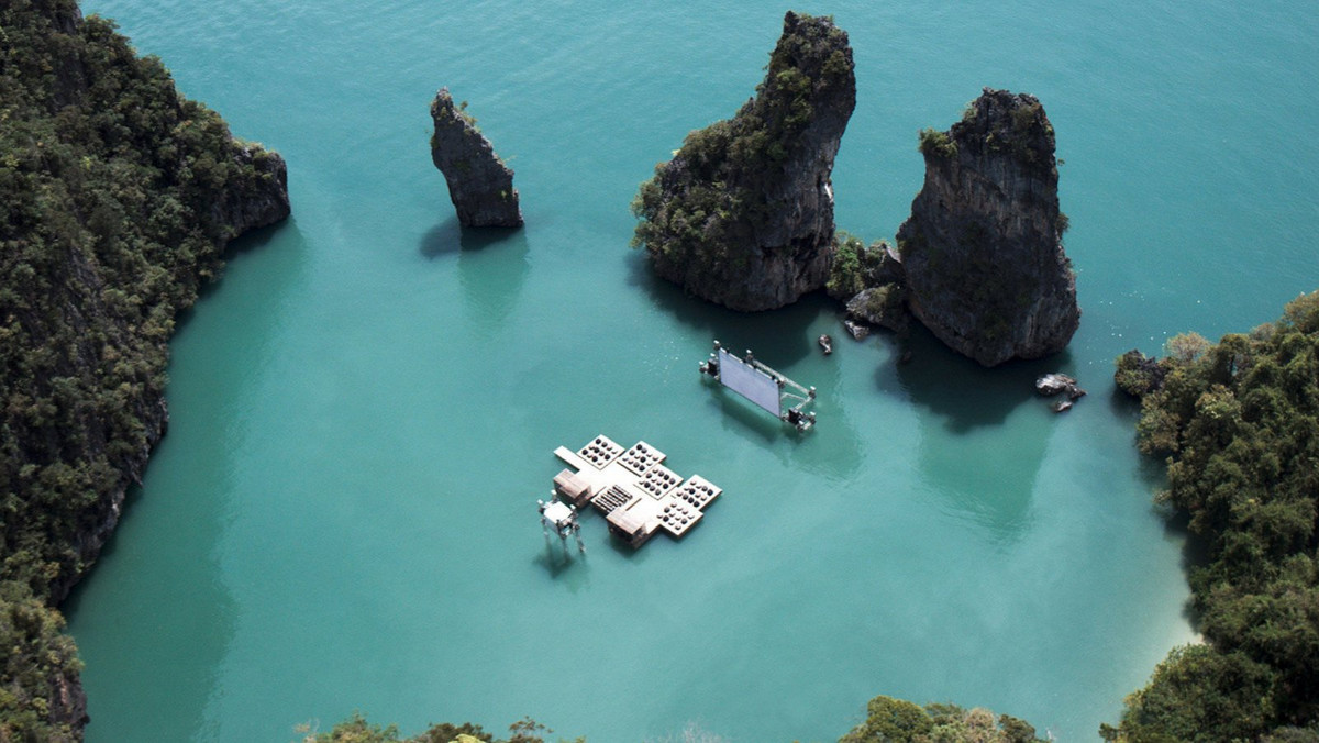 Mniejsza o gatunek, rok produkcji i obsadę. Widownia położonego w malowniczej zatoce w Tajlandii Archipelago Cinema i tak najwięcej uwagi poświęci okolicznościom przyrody. Pod warunkiem, że kino nie pokaże "Szczęk 3D".