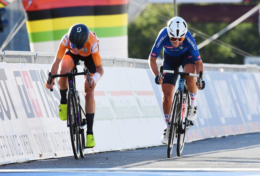 Tak Annemiek van Vleuten (38 l., z lewej) pokonała Włoszkę Elisę Longo Borghini (29 l.) w walce o srebrny medal 