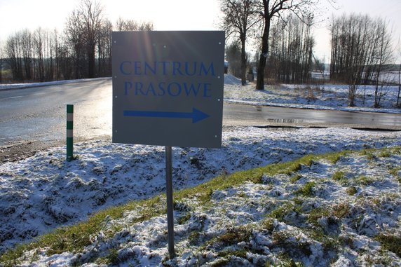 Centrum prasowe widać z głównej drogi dojazdowej