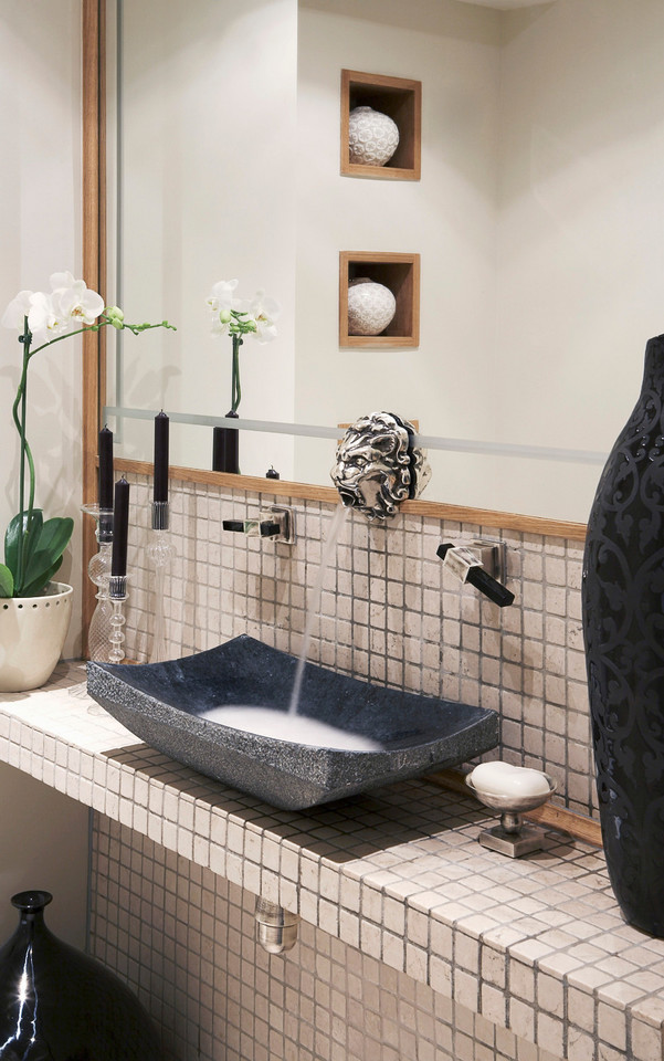 Wymuskane gładkie umywalki wykorzystujące zaawansowane technicznie kompozyty są bardzo wytrzymałe i doskonale nadają się do łazienek, w których funkcjonalność odgrywa dużą rolę. 