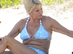 Bez kompleksów: najbogatsza kuguarzyca świata pręży się na plaży