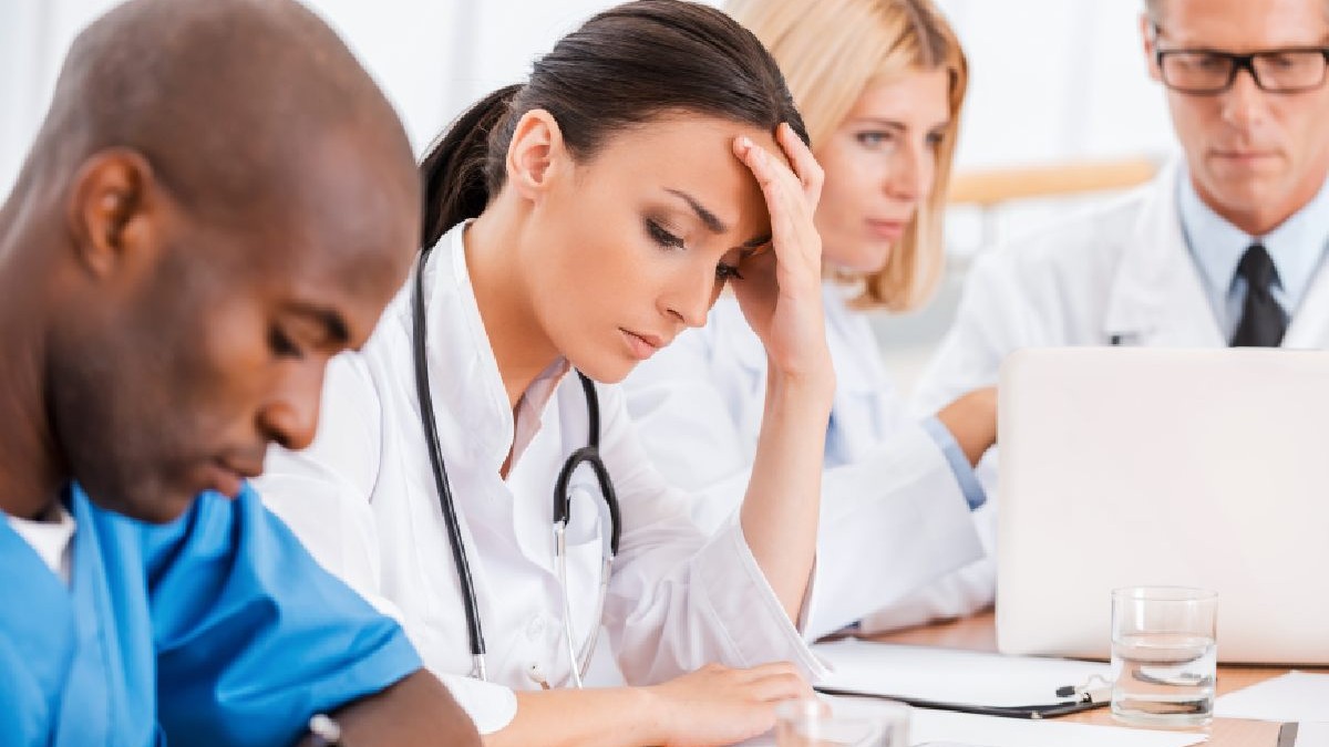 Dezastru la examenul național de medic specialist 2026: Rată masivă de picare, bareme contestate și memorii. Zeci de tineri medici riscă să devină șomeri