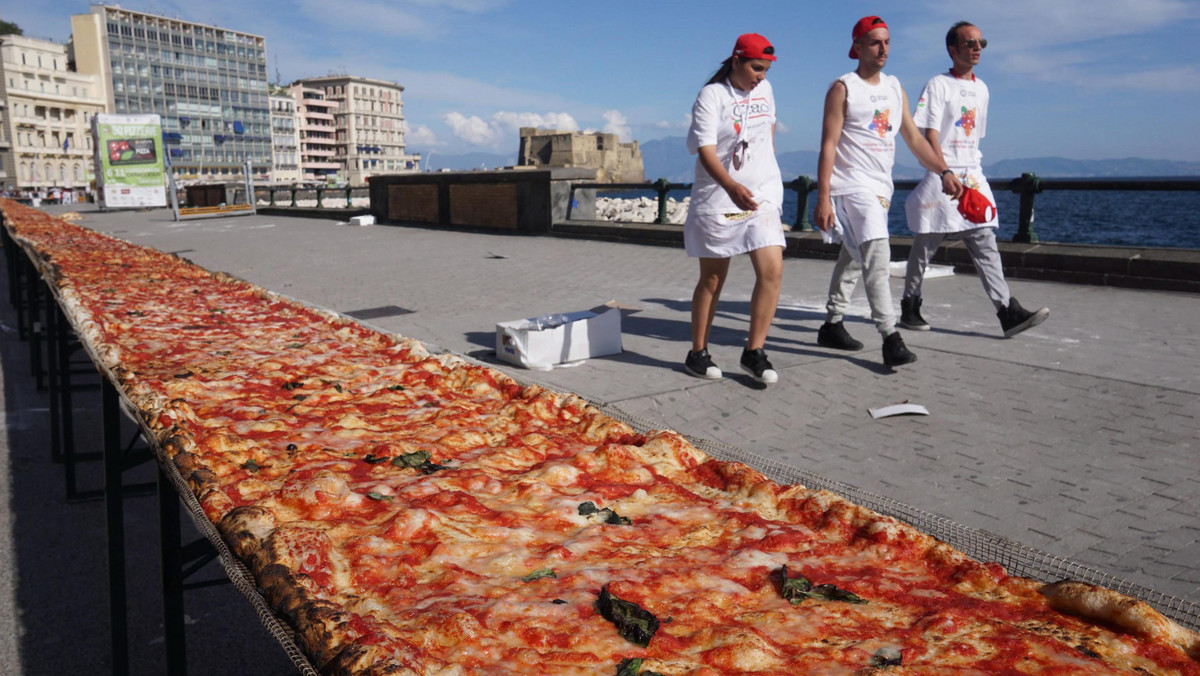 1853 metry i 88 centymetrów ma najdłuższa pizza na świecie, upieczona w środę w Neapolu. Wypiek-gigant powstał w sześć godzin i trafił do Księgi Rekordów Guinnessa.