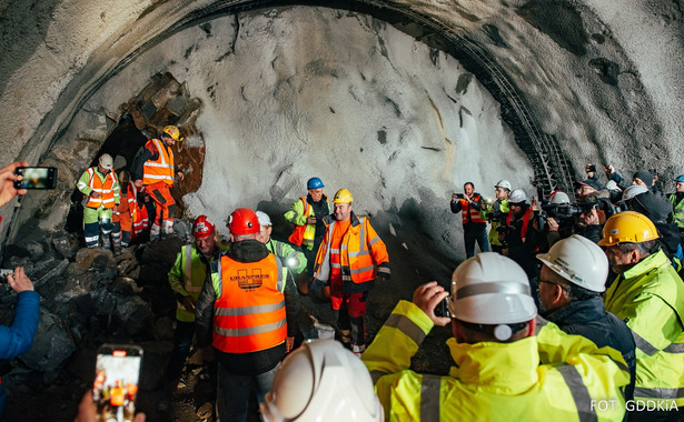 Tunel na drodze S1 Przybędza – Milówka z wydrążoną drugą nawą. Realizacja inwestycji jest już na półmetku