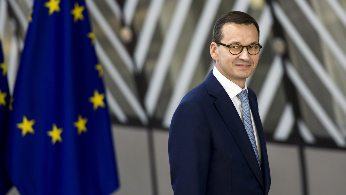 - Staramy się łączyć Europę, a nie ją dzielić - mówił Morawiecki. - Polska i kraje Grupy Wyszehradzkiej przedstawiły skutecznie swoje argumenty - kontynuował w odniesieniu do ustaleń z nocnego szczytu liderów państw UE.