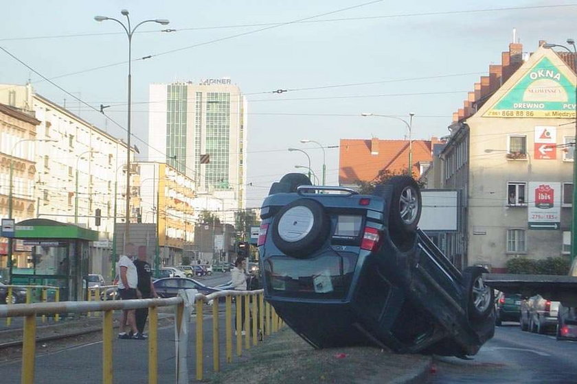 jeep dachował w Poznaniu