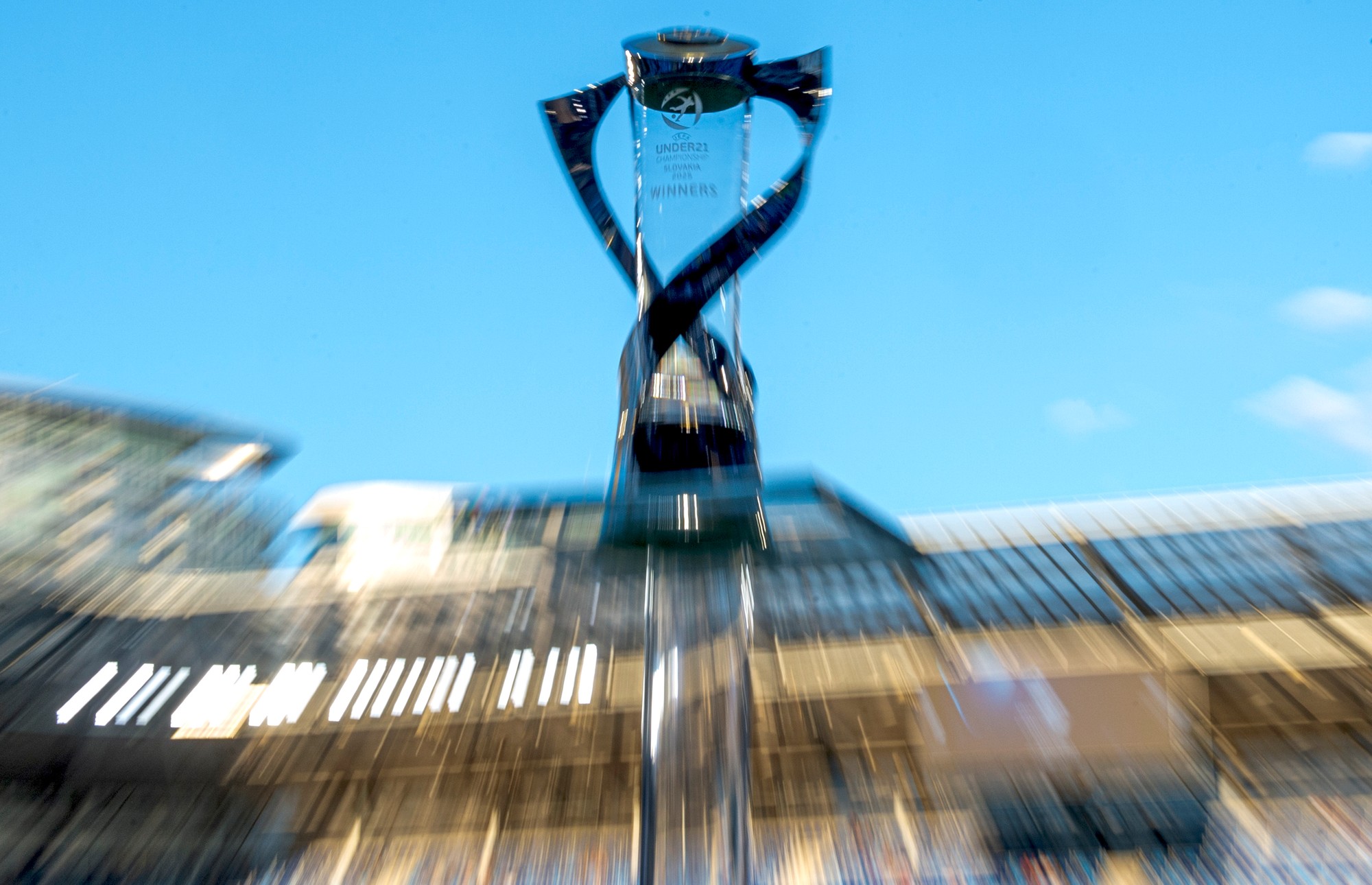 Trofej pred finálovým zápasom Anglicko - Nemecko na majstrovstvách Európy hráčov do 21 rokov v Bratislave. 