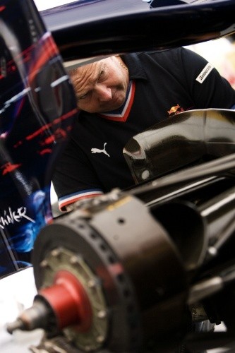 Zawieszenia samochodów zostały specjalnie przygotowane na brukowaną nawierzchnię