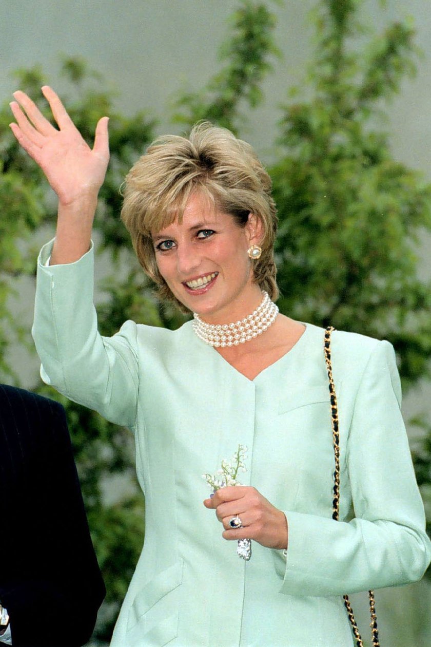 Lady Diana macha do tłumu