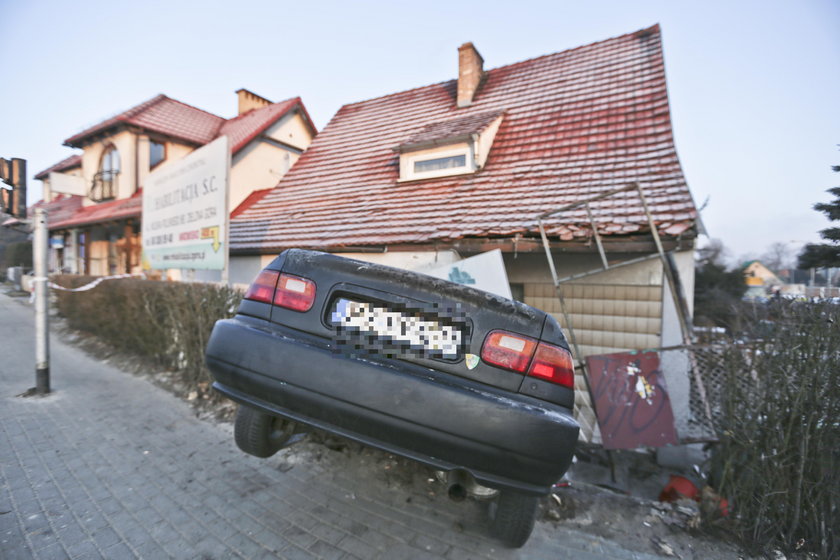 Zielona Góra. Honda uderzyła w dom. Kierowca uciekł. Mógł