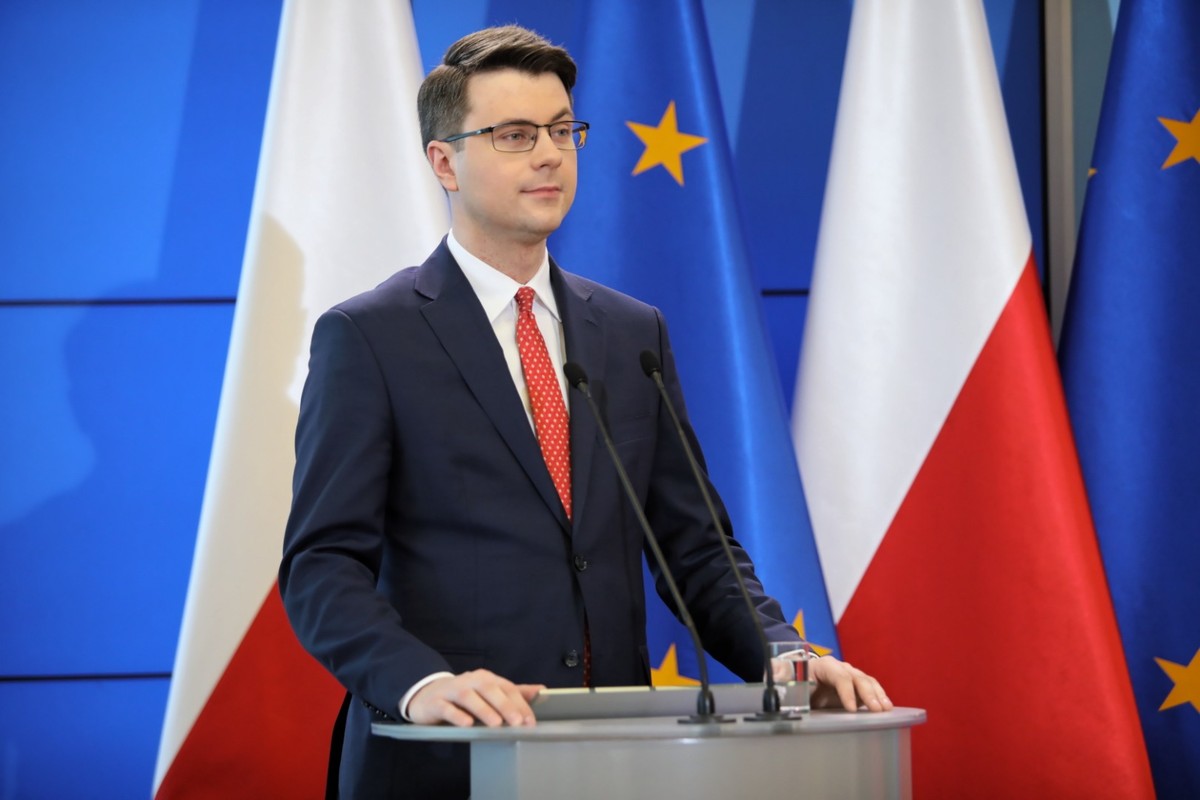 To jest straszenie Polaków, to jest również wywoływanie tematu polexitu, zresztą po raz kolejny, przez PO mieniącą się partią europejską, która de facto wzbudza nastroje antyunijne - powiedział Piotr Mueller