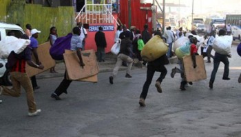 Hawkers running away from during a crackdown by county askaris 