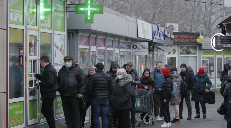 Sorban állnak az emberek a Kijevi gyógyszertáraknál és ATM-eknél /Fotó: MTI/EPA/SERGEY DOLZHENKO
