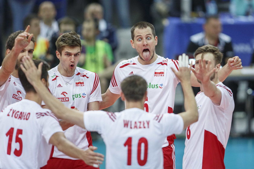 Polscy siatkarze świętują zwycięstwo w meczu z Włochami