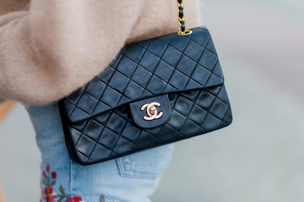 Így lettek világhírűek a Chanel táskák: minden, amit a sikertörténetükről tudnod kell