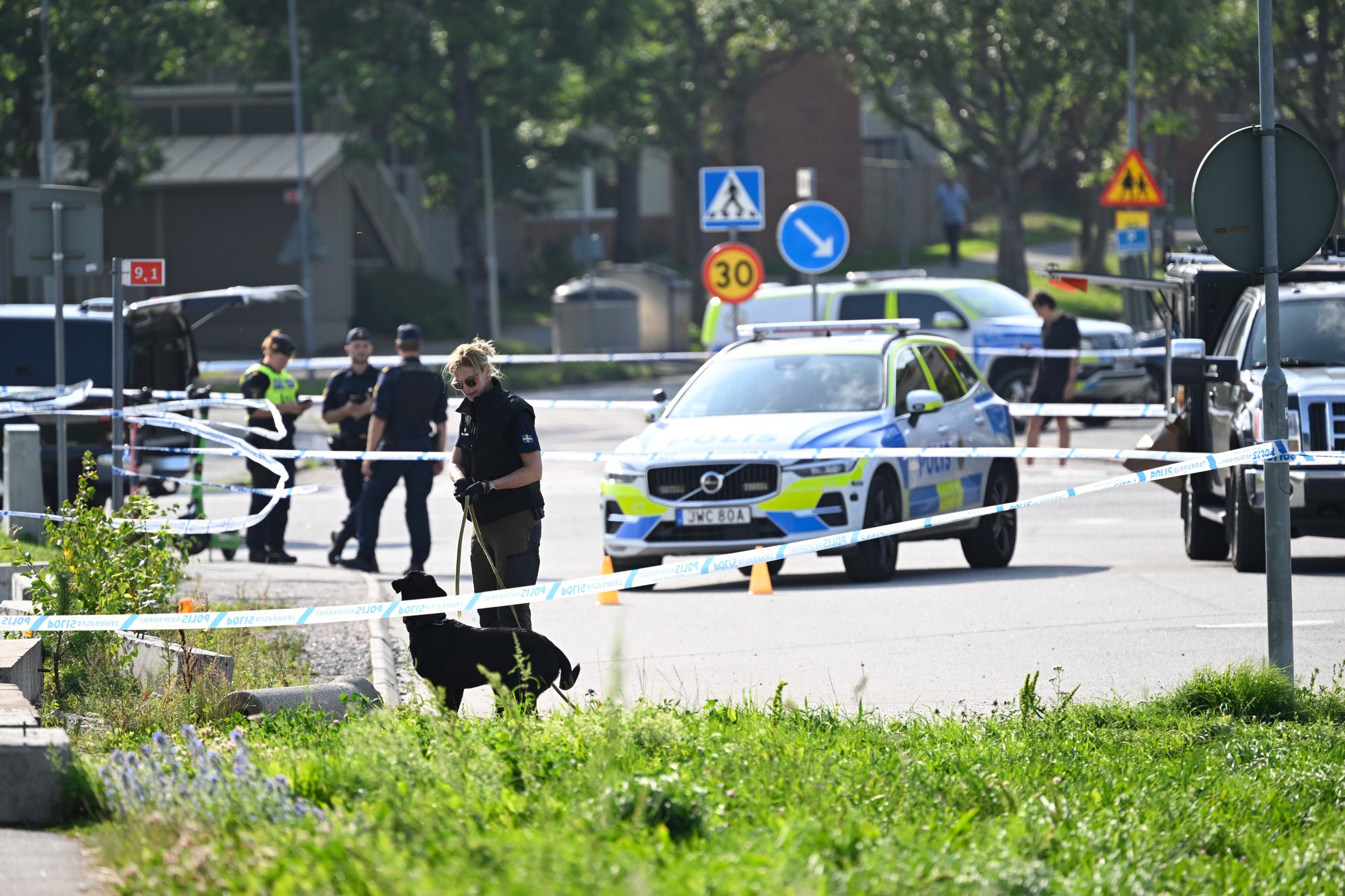 Polícia na mieste činu pred mešitou po streľbe v Örebro vo Švédsku v piatok 15. augusta 2025.