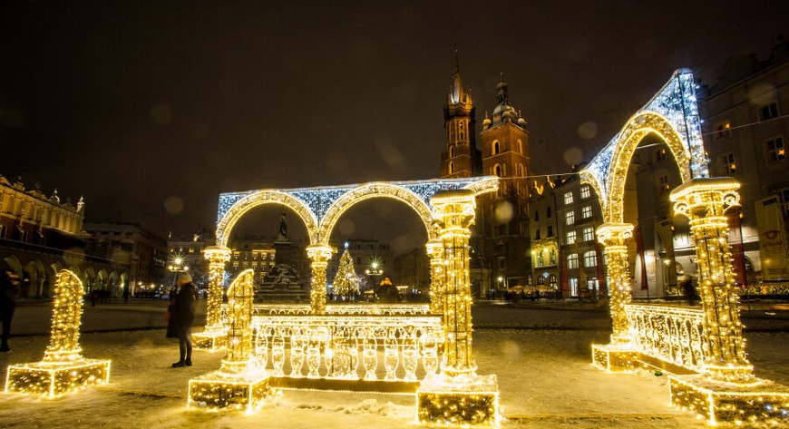 Wzory krakowskich iluminacji są inspirowane arrasami, jakie można podziwiać w zbiorach Zamku Królewskiego na Wawelu.