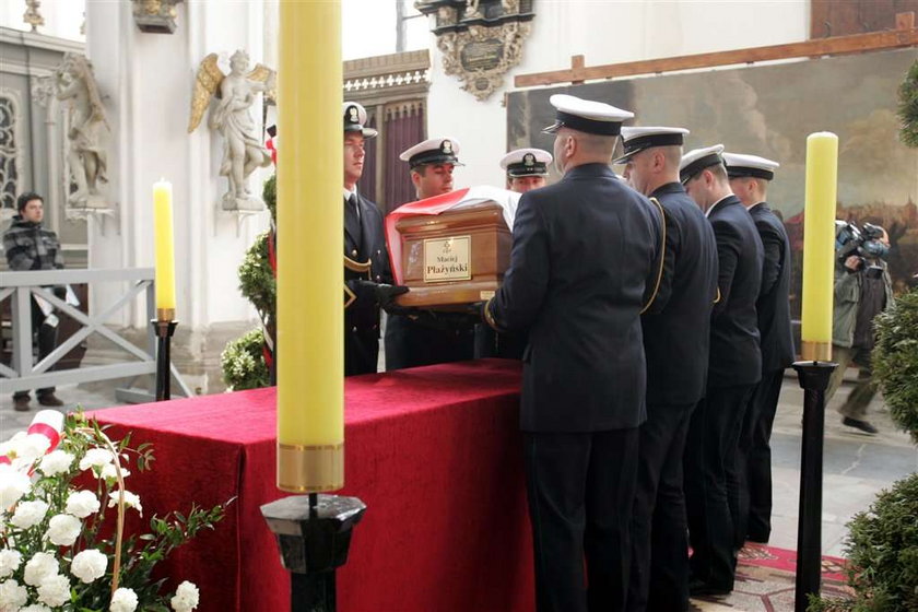 Trumna z ciałem Macieja Płażyńskiego, który zginął w katastrofie prezydenckiego samolotu pod Smoleńskiem, została przywieziona w poniedziałek do Gdańska. Najpierw karawan zatrzymał się przed siedzibą Urzędu Wojewódzkiego i Marszałkowskiego