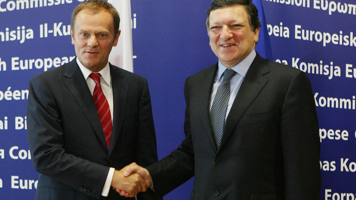 UE gotowa jest wesprzeć Polskę w obliczu powodzi, a polska prośba o skorzystanie z Funduszu Solidarności będzie rozpatrzona tak szybko, jak to możliwe - powiedział przewodniczący Komisji Europejskiej Jose Barroso na konferencji prasowej z premierem Polski Donaldem Tuskiem. Premier Polski dziękował za solidarność UE i podkreślał, że Polska "jest państwem, które przechodzi przez dramatyczne zakręty sprawnie".