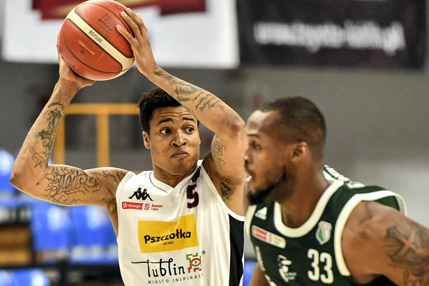 Koszykarz drużyny Pszczółka Start Lublin Sherron Dorsey-Walker (L) i Earl Watson (P) z Legii Warszawa podczas meczu Ekstraklasy