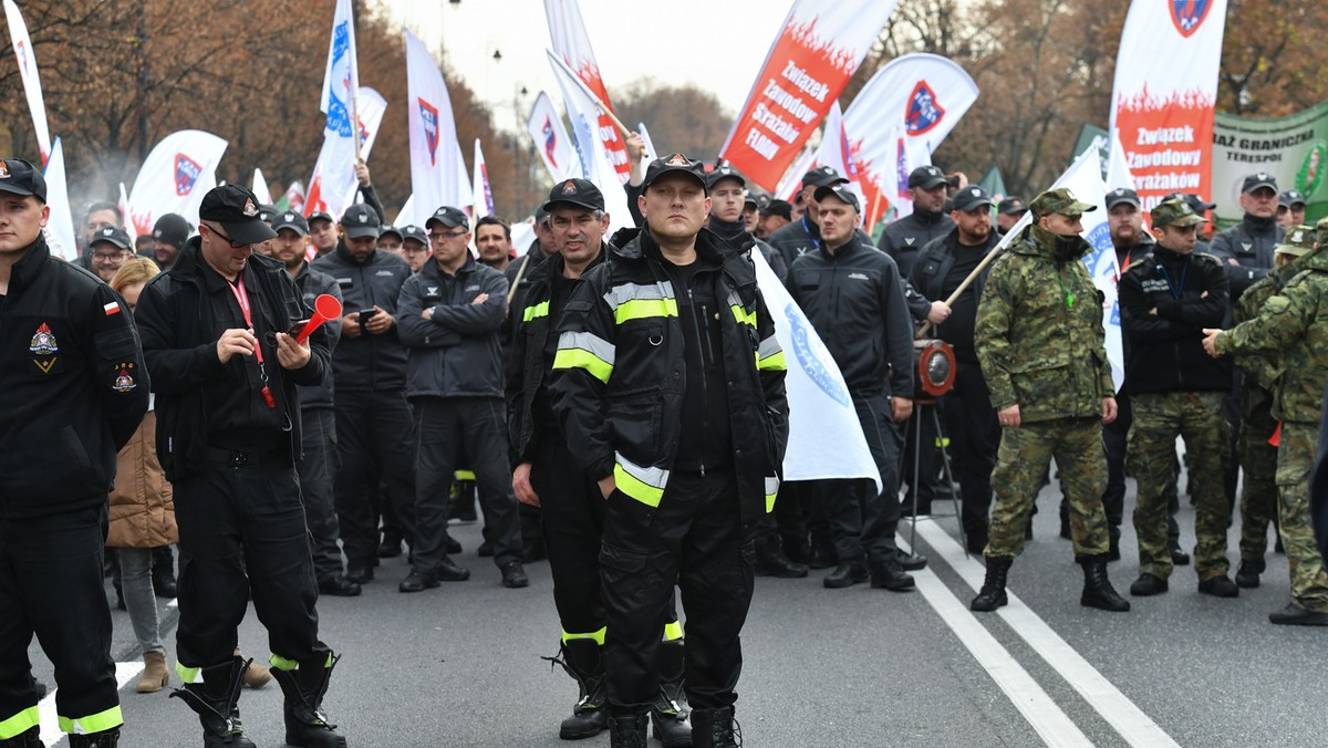 Manifestacja służb mundurowych przed KPRM