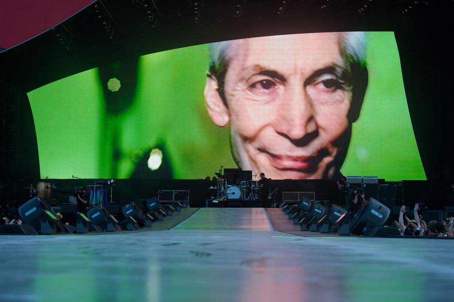 Wideo poświęcone Charliemu Wattsowi podczas koncertu The Rolling Stones w Paryżu, 23 lipca 2022 r. 
