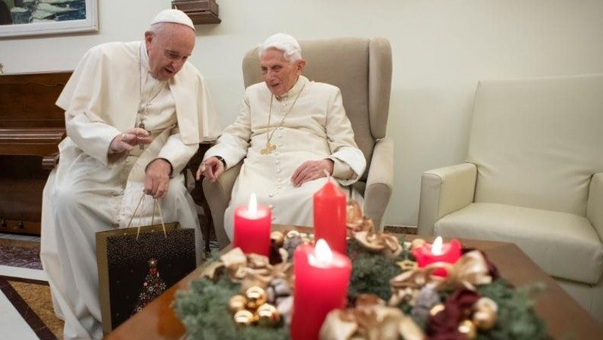 Papież Franciszek odwiedził dziś wieczorem swego emerytowanego poprzednika Benedykta XVI, mieszkającego w dawnym budynku klasztornym w Ogrodach Watykańskich i złożył mu świąteczne życzenia. Watykan opublikował zdjęcia z tego spotkania.