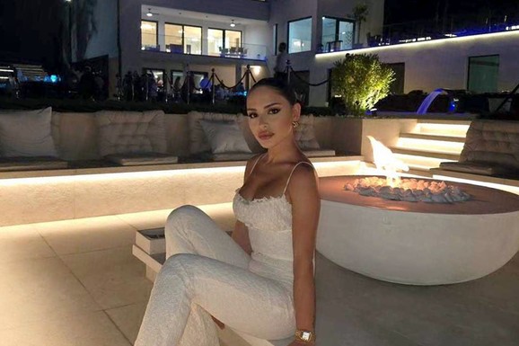 "SHVATILA SAM ZAŠTO IMAM LJUBAVNIH PROBLEMA" Pevačica otkrila sa čime se suočava: "Psihički sam jaka, ali u ljubavnom smislu sam podbacila"