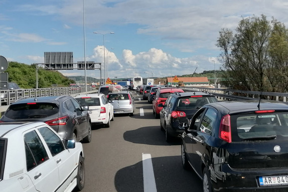 SPAJAČI PRAZNIKA KREĆU NA ODMOR Danas se spremite za gužve, Beograd se već polako prazni: Očekuje nas pakleno popodne na putevima