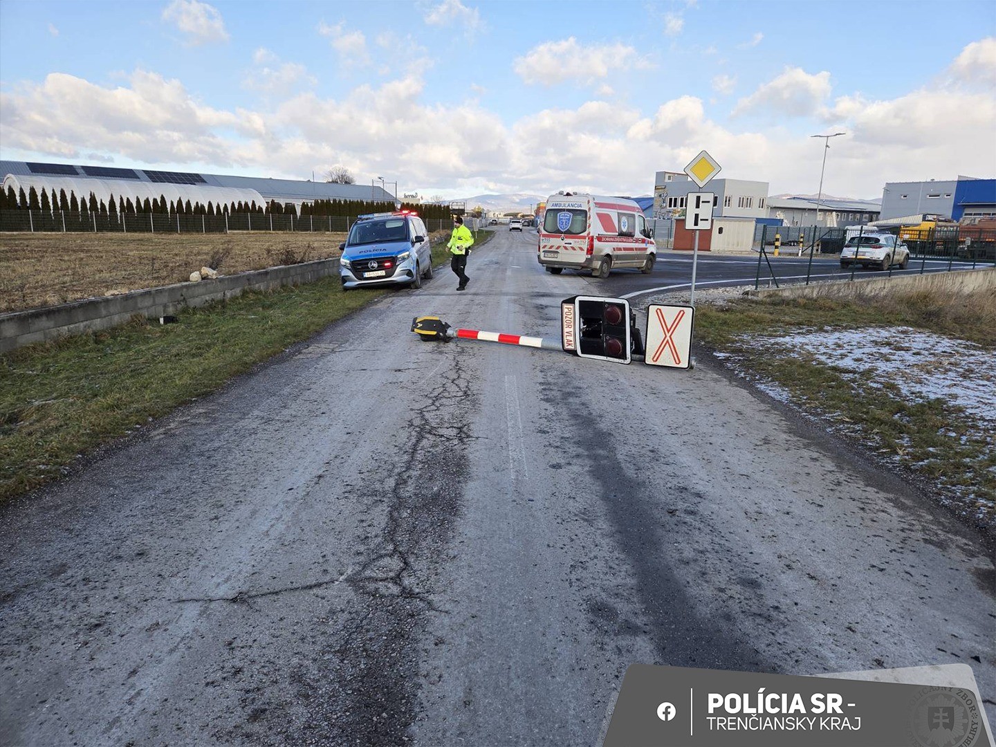 V Dolných Ozorovciach sa zrazilo auto s vlakom, vodiča auta ošetrili. 