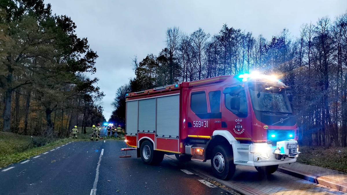 Tragedia pod Węgorzewem. Karetka uległa wypadkowi, nie żyje 90-letni pacjent