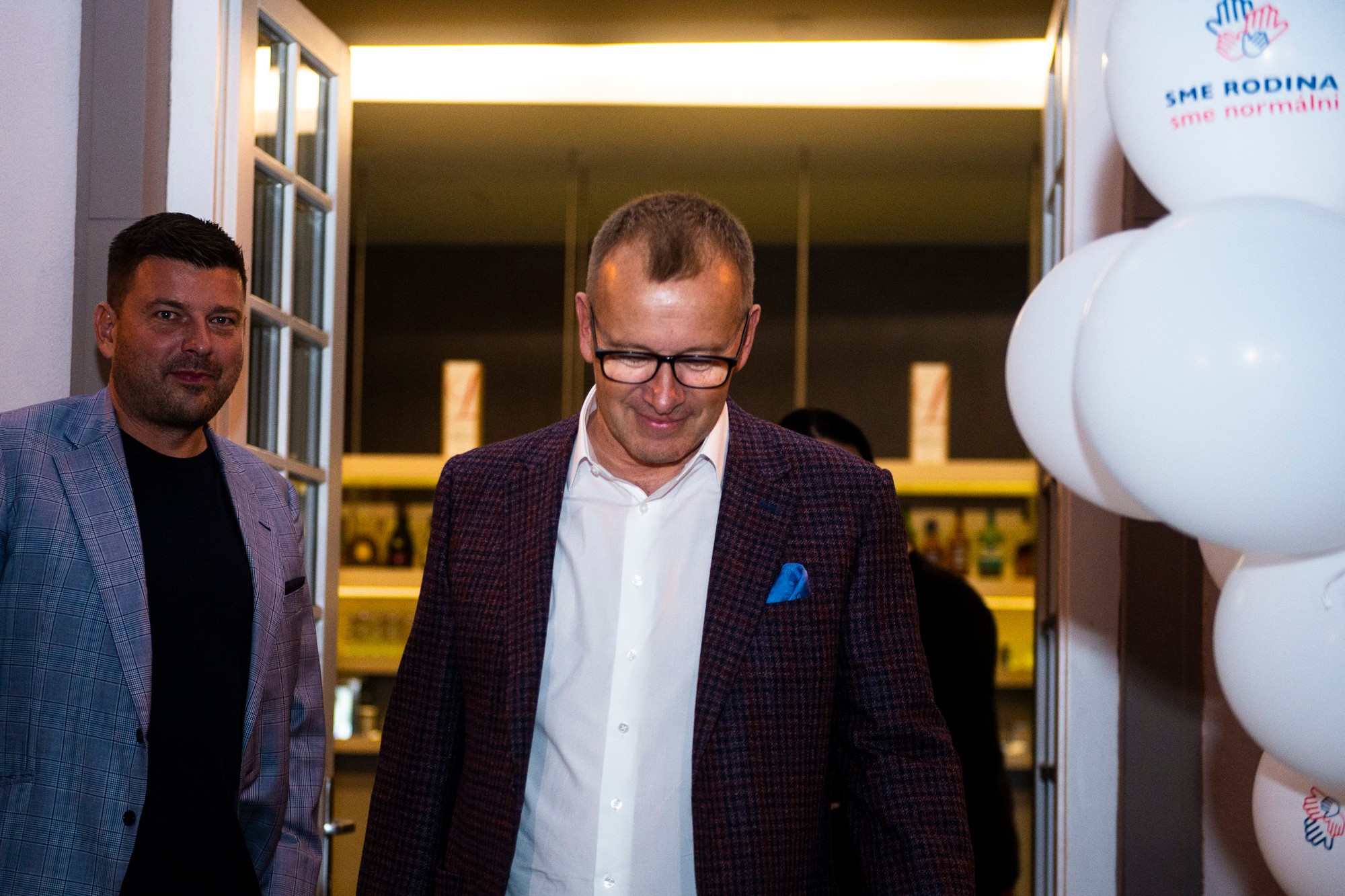 Predseda hnutia Sme rodina Boris Kollár počas volebnej noci v centrále hnutia.